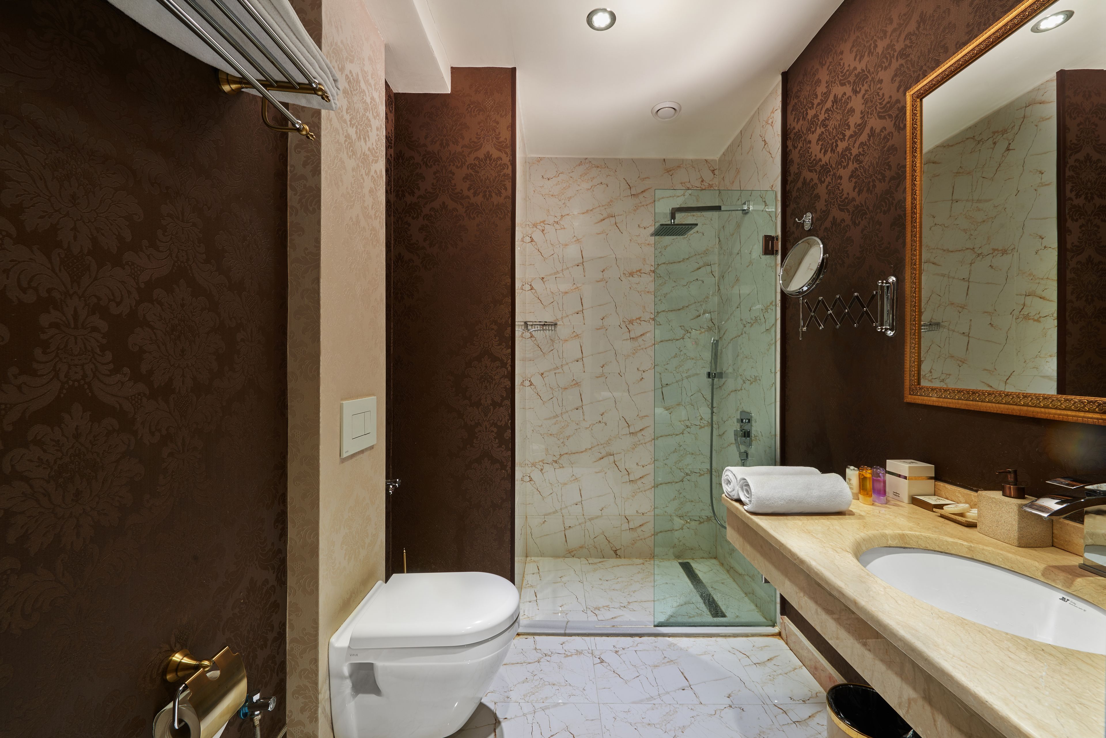 Regadera, amenidades de baño gratuitas, secadora de cabello, batas 