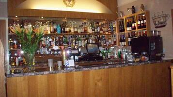 Bar (trong khuôn viên)