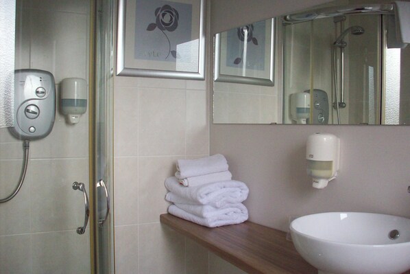 Chambre Double, 1 grand lit | Salle de bain