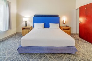 ميني بار ومكتب ومساحة عمل للكمبيوتر المحمول وستائر تعتيم