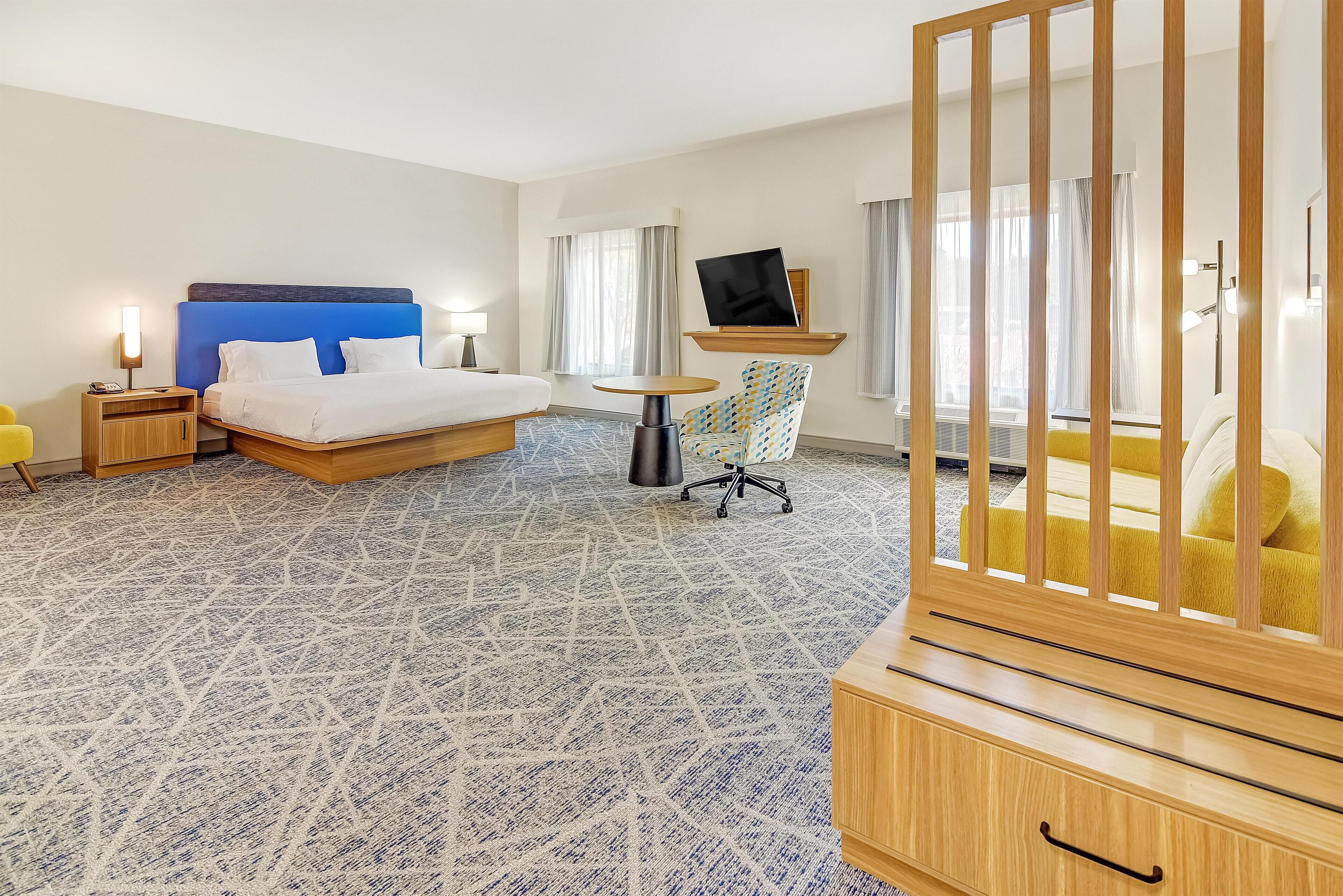 มินิบาร์, โต๊ะทำงาน, พื้นที่ทำงานแบบใช้แล็ปท็อป, ผ้าม่านกันแสง