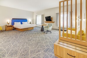 Minibar, una scrivania, postazione laptop, tende oscuranti