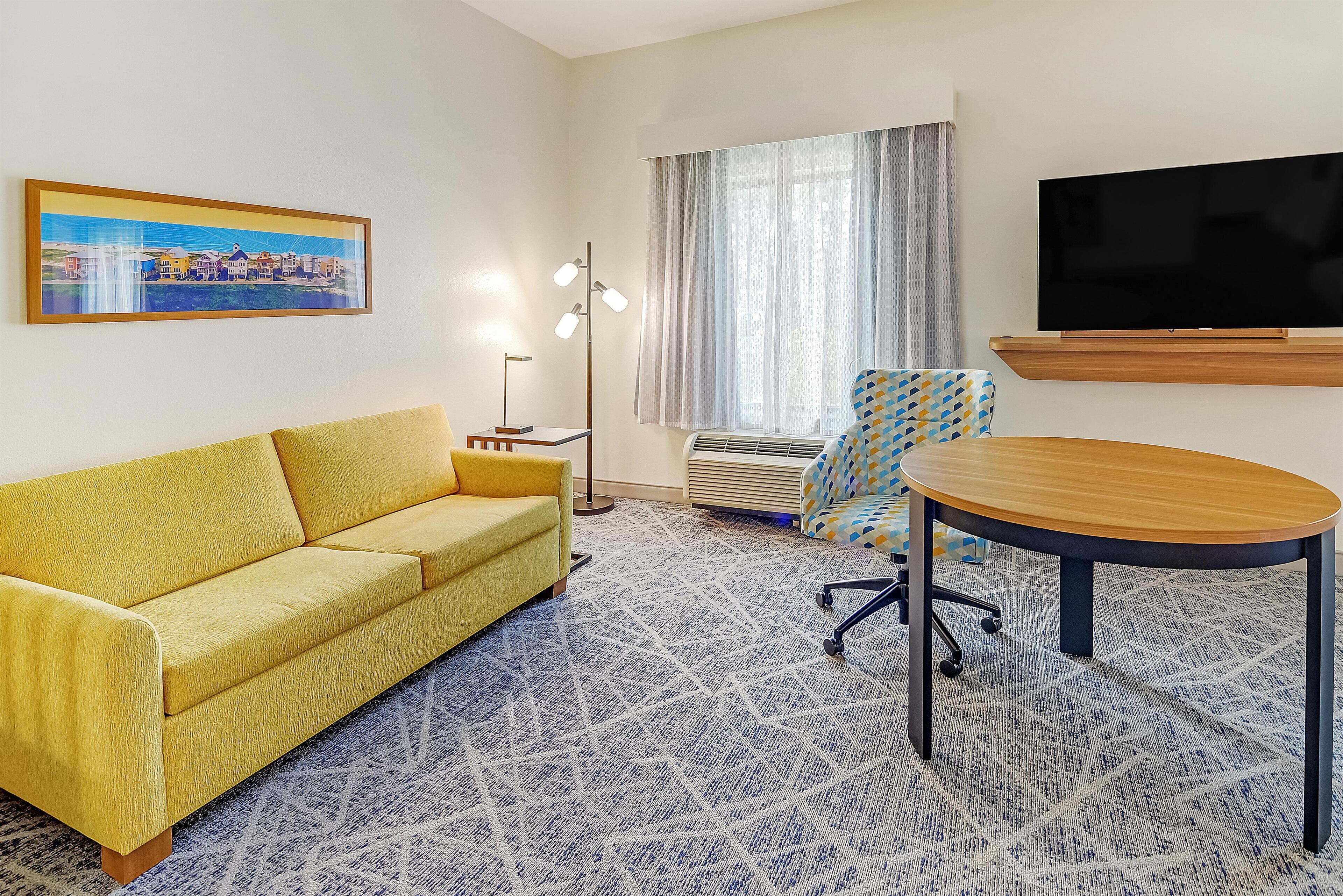 Minibar, escritorio, espacio para trabajar con un portátil