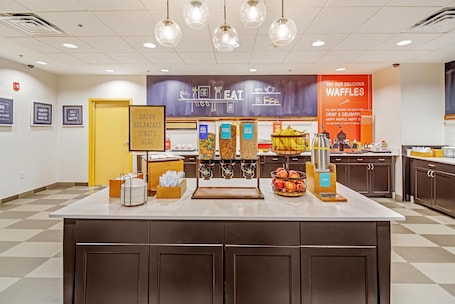 Desayuno buffet incluido todos los días . Hampton Inn Foley