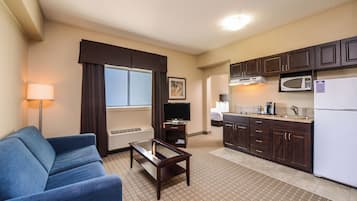 Standard Studio Suite, 1 Queen Bed with Sofa bed, Kitchenette | Laptop workspace, blackout drapes, iron/ironing board, free WiFi