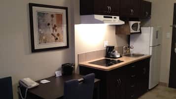 Standard Single Room, 1 Queen Bed, Accessible, Kitchenette | Laptop workspace, blackout drapes, iron/ironing board, free WiFi