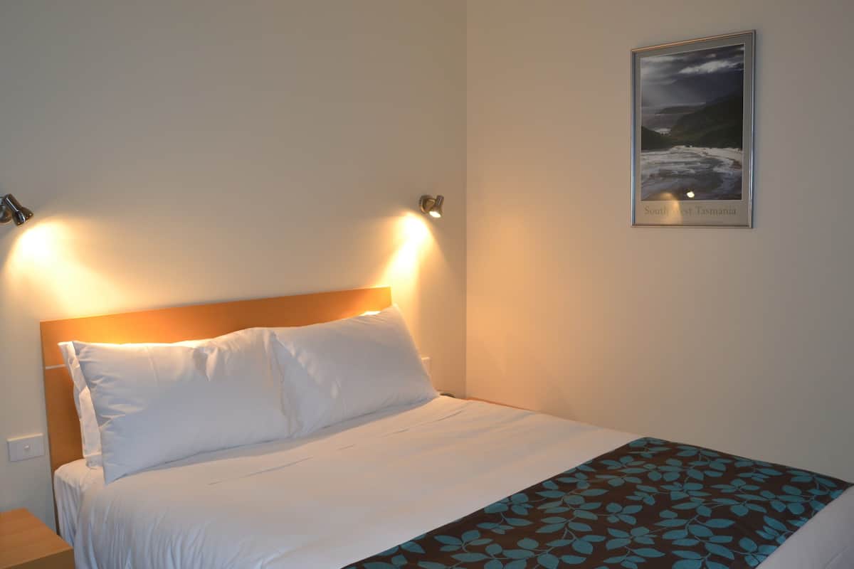 Standard Suite, 1 Bedroom, Non Smoking (Standard Room - Double) | 1 bilik tidur, bar mini, peti besi dalam bilik, meja