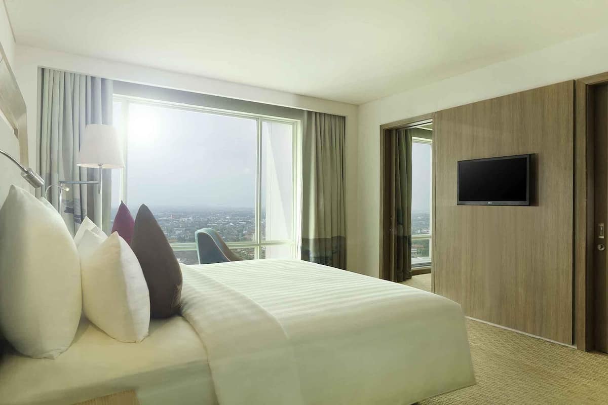 Suíte executiva, 1 cama King | Frigobar, cofres nos quartos, escrivaninha