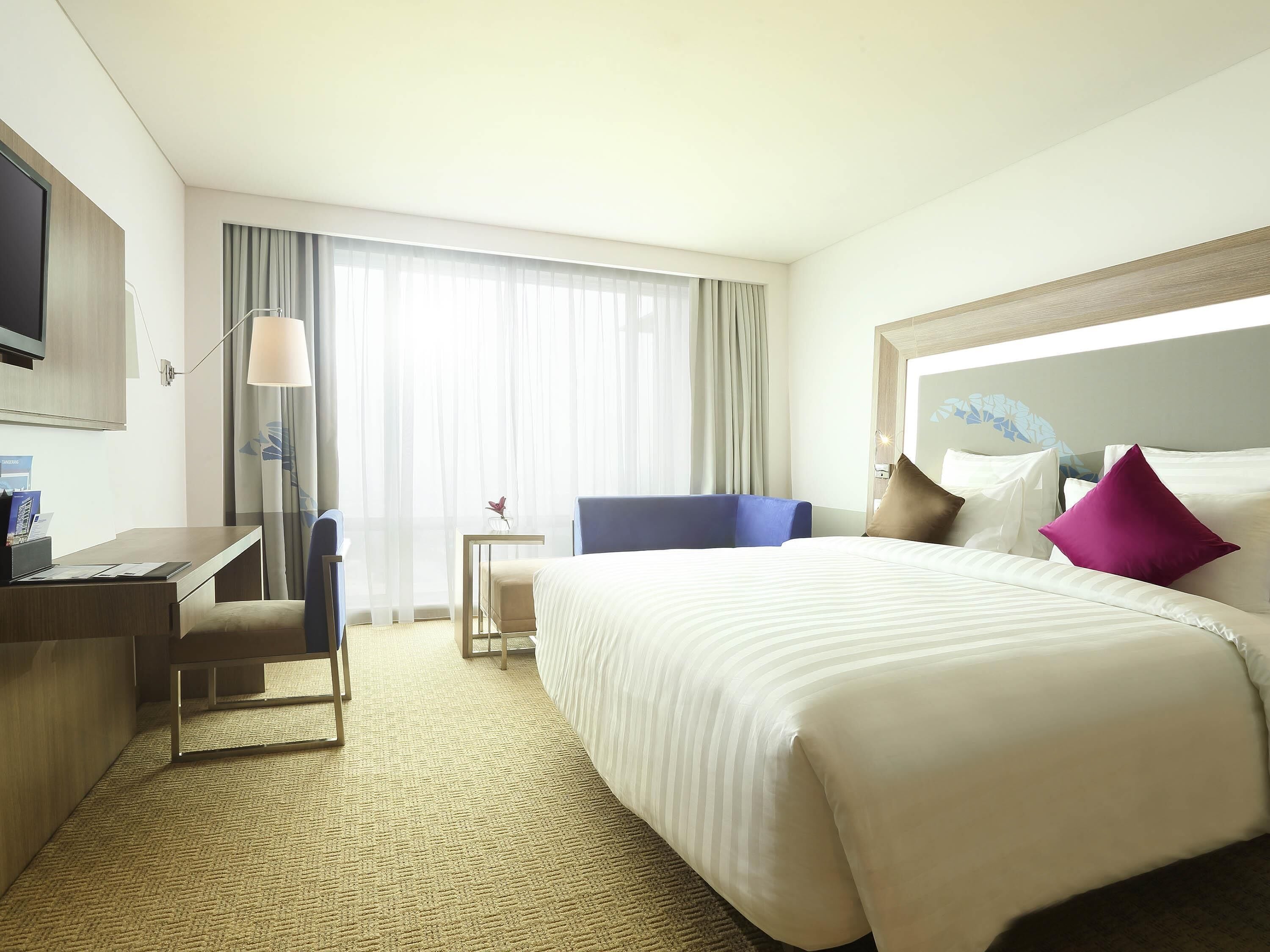 Minibar, in-room safe, desk, iron/ironing board