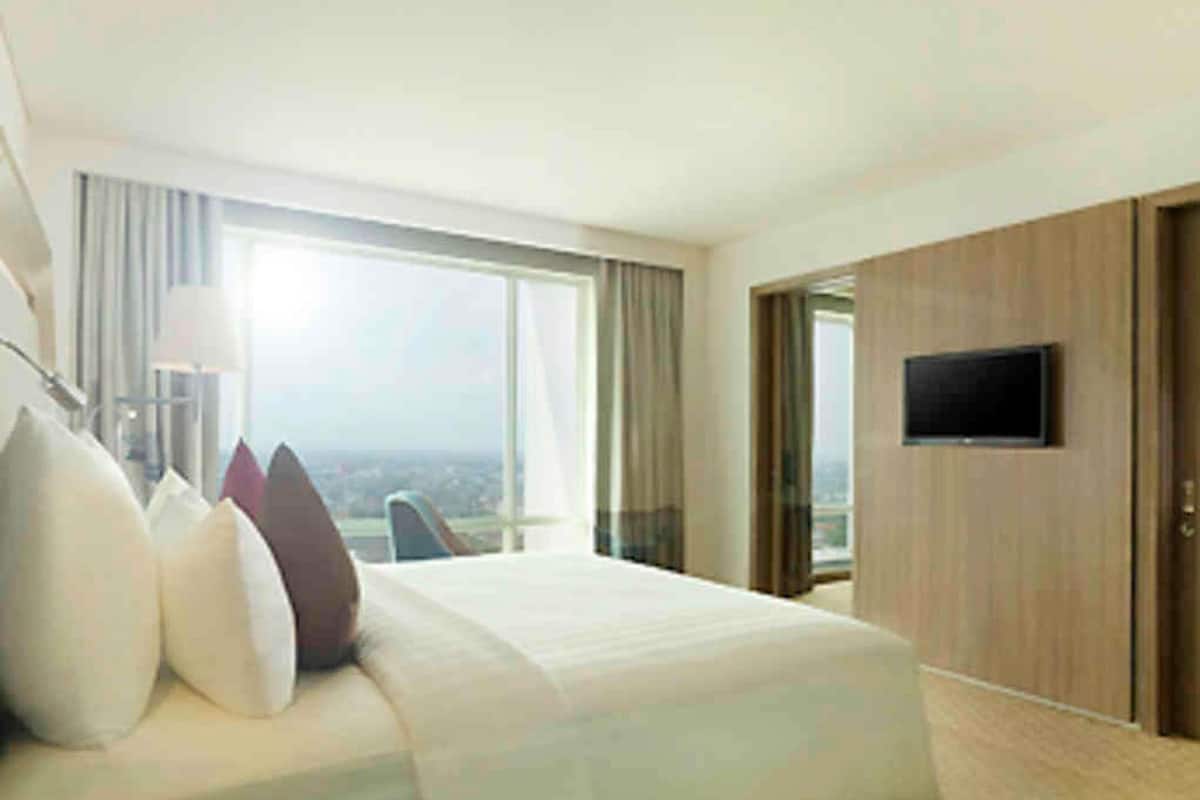 Executive Suite, 1 King Bed | Minibar, in-room safe, desk, iron/ironing board
