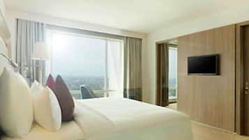Executive Suite, 1 King Bed | Minibar, in-room safe, desk, iron/ironing board