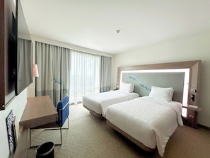 Minibar, in-room safe, desk, iron/ironing board