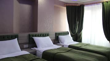 Tremannsrom – standard, 3 enkeltsenger | Safe på rommet, skrivebord, lydisolert og wi-fi (inkludert)