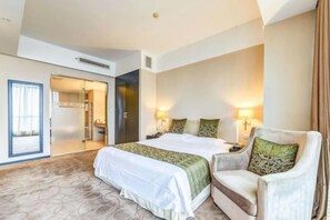A hotel room with a bed, a chair, a desk, and a wardrobe. - Donghuang Kaili Hotel (Beijing)