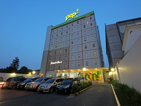 Front of property – evening/night. POP! Hotel Tebet Jakarta