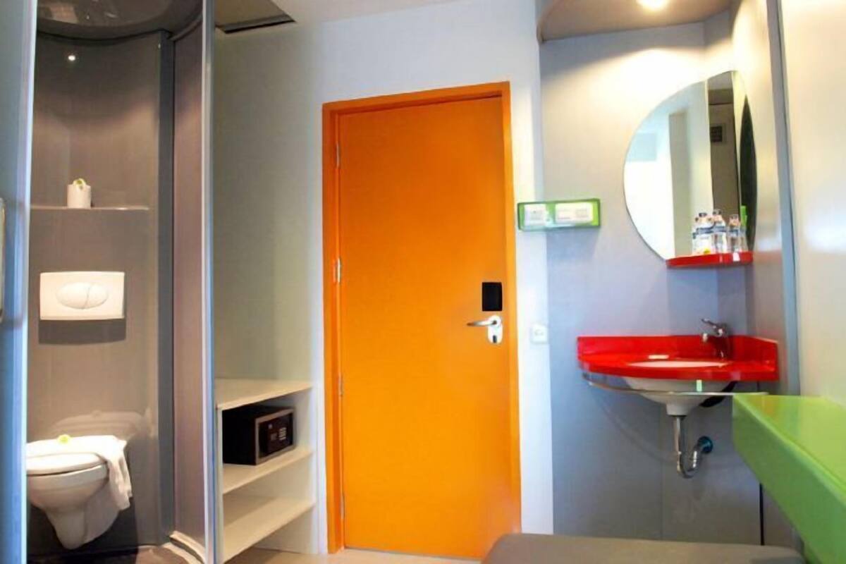 Badkamer | Een douche, gratis toiletartikelen, handdoeken, zeep