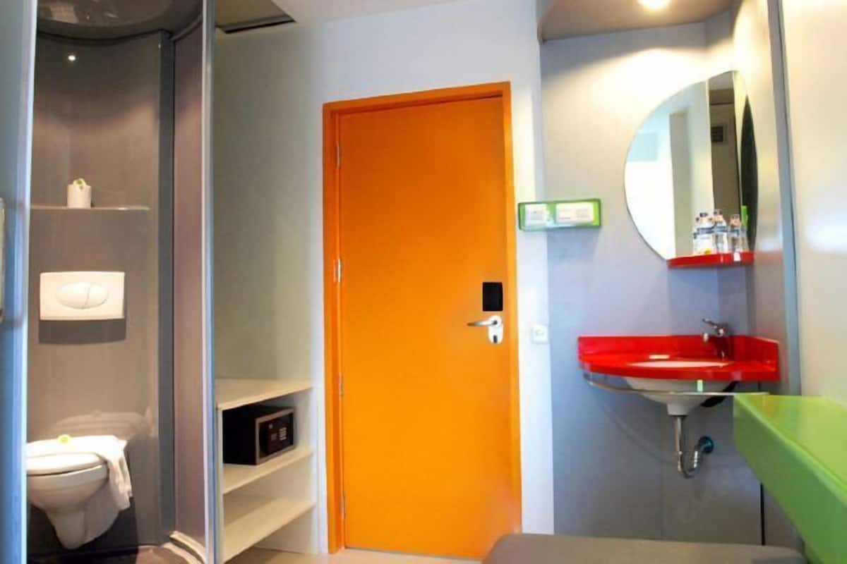 Bathroom | Shower, free toiletries, towels, soap