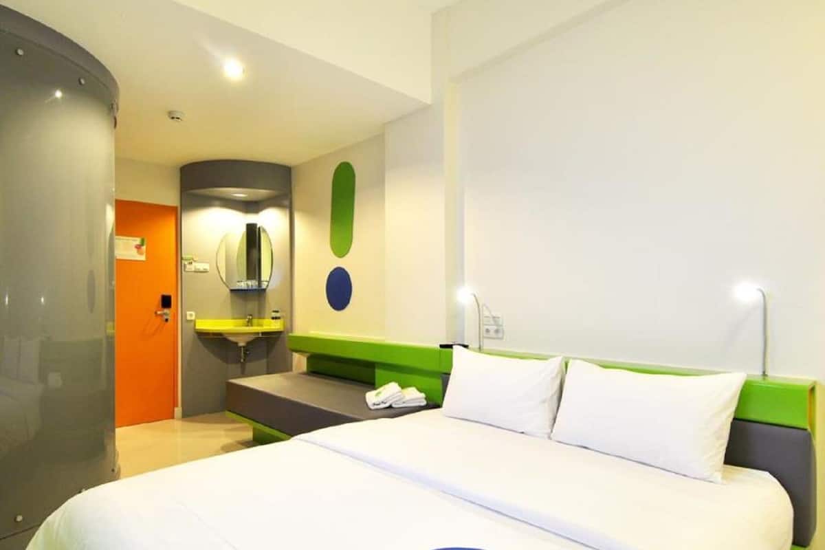 In-room safe, desk, WiFi (free), bed sheets