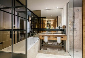 Junior suite | Een minibar, een kluis op de kamer, een bureau, gratis wifi