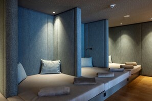 Sauna, hot tub, steam room, 5 treatment rooms, massages