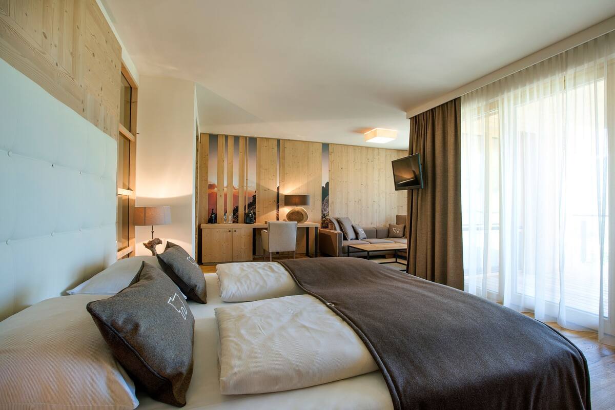 SuĂte jĂșnior | Frigobar, cofres nos quartos, escrivaninha, Wi-Fi de cortesia