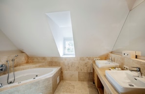 Apartamento, sauna seca | Banheiro | Chuveiro, secador de cabelo, roupÔes de banho, toalhas de banho