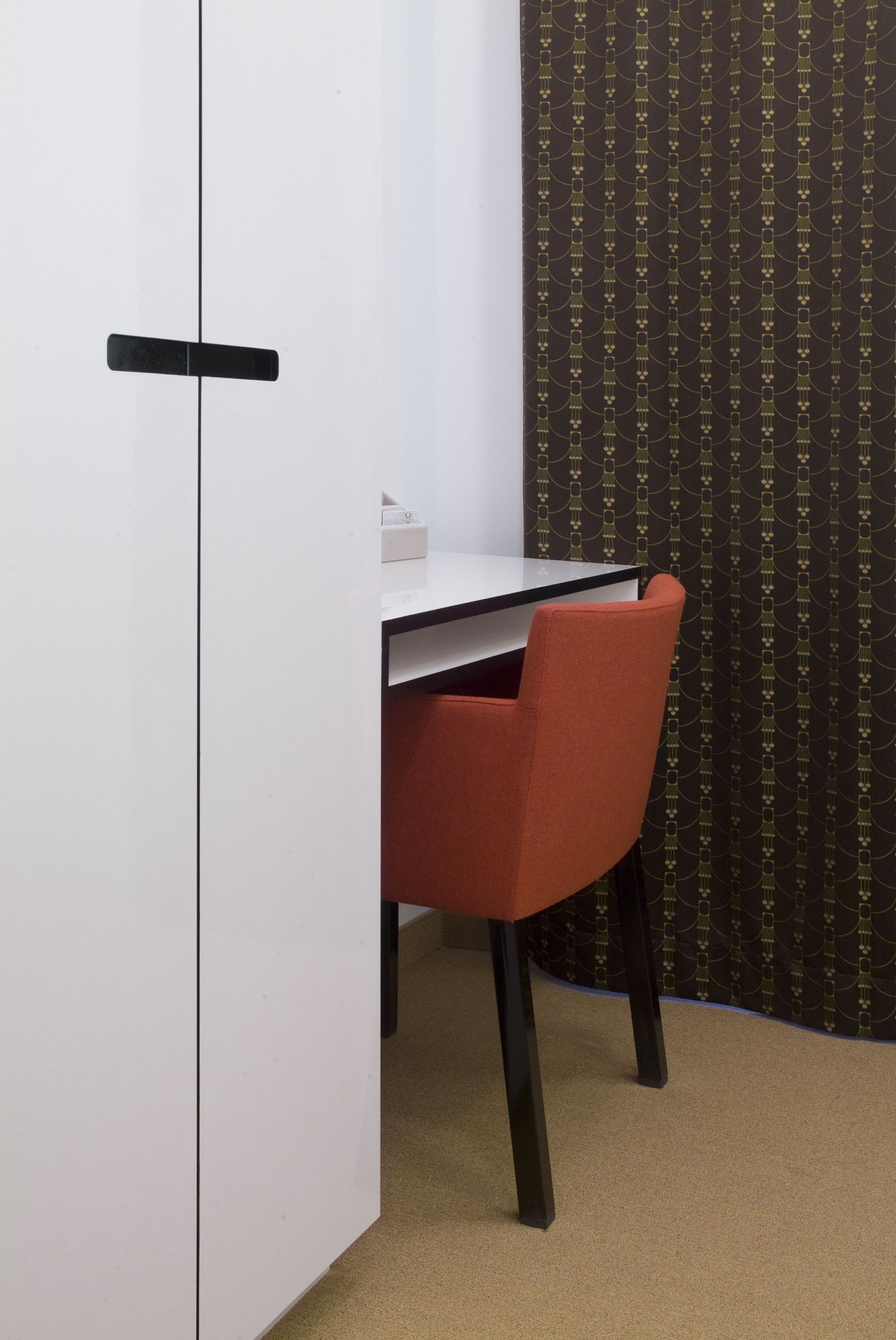 deluxe single room with one single bed | minibar, in-room safe, desk, blackout curtains