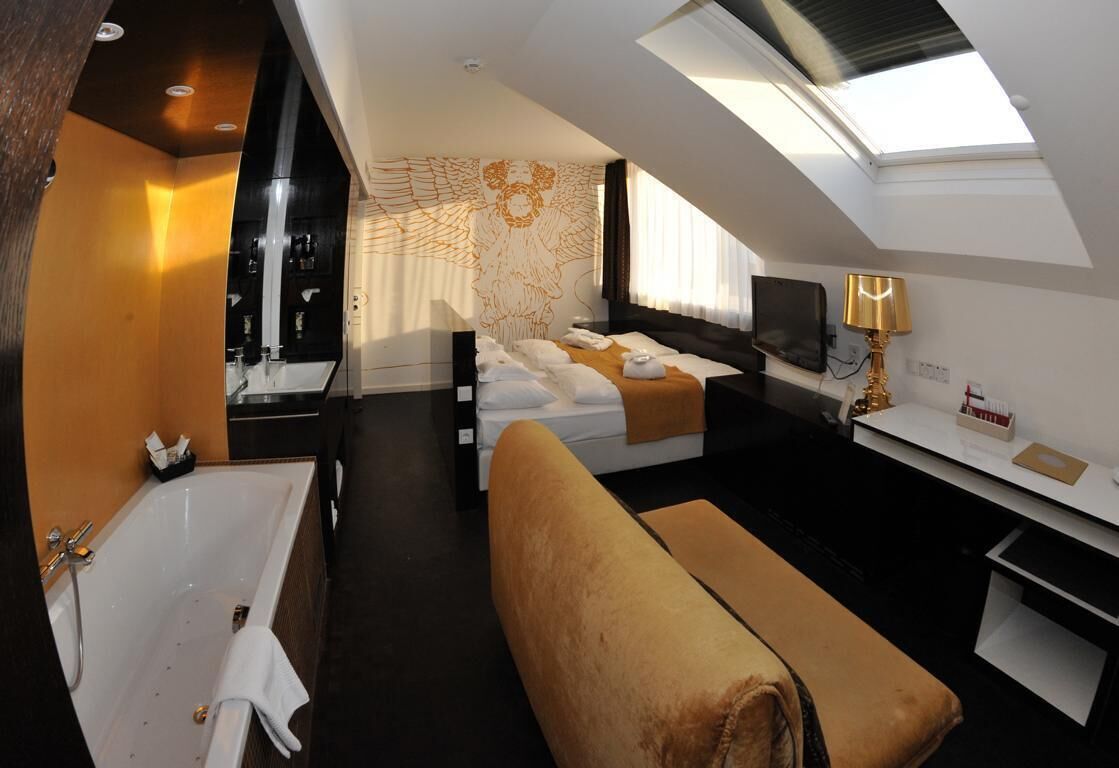 Quarto casal luxo | Roupas de cama premium, edredons de pluma, frigobar, cofres nos quartos