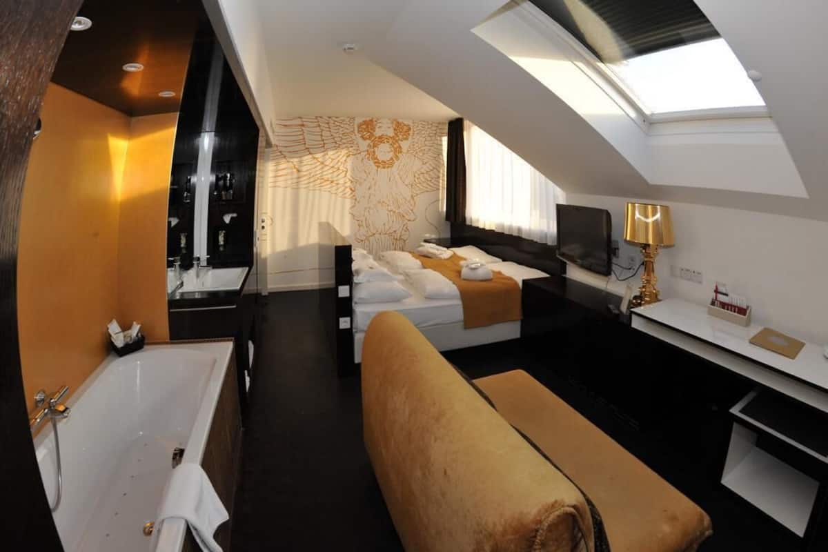 Quarto casal luxo | Roupas de cama premium, edredons de pluma, frigobar, cofres nos quartos