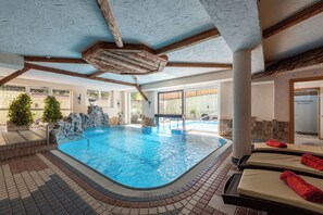 Una piscina techada, una piscina al aire libre de temporada