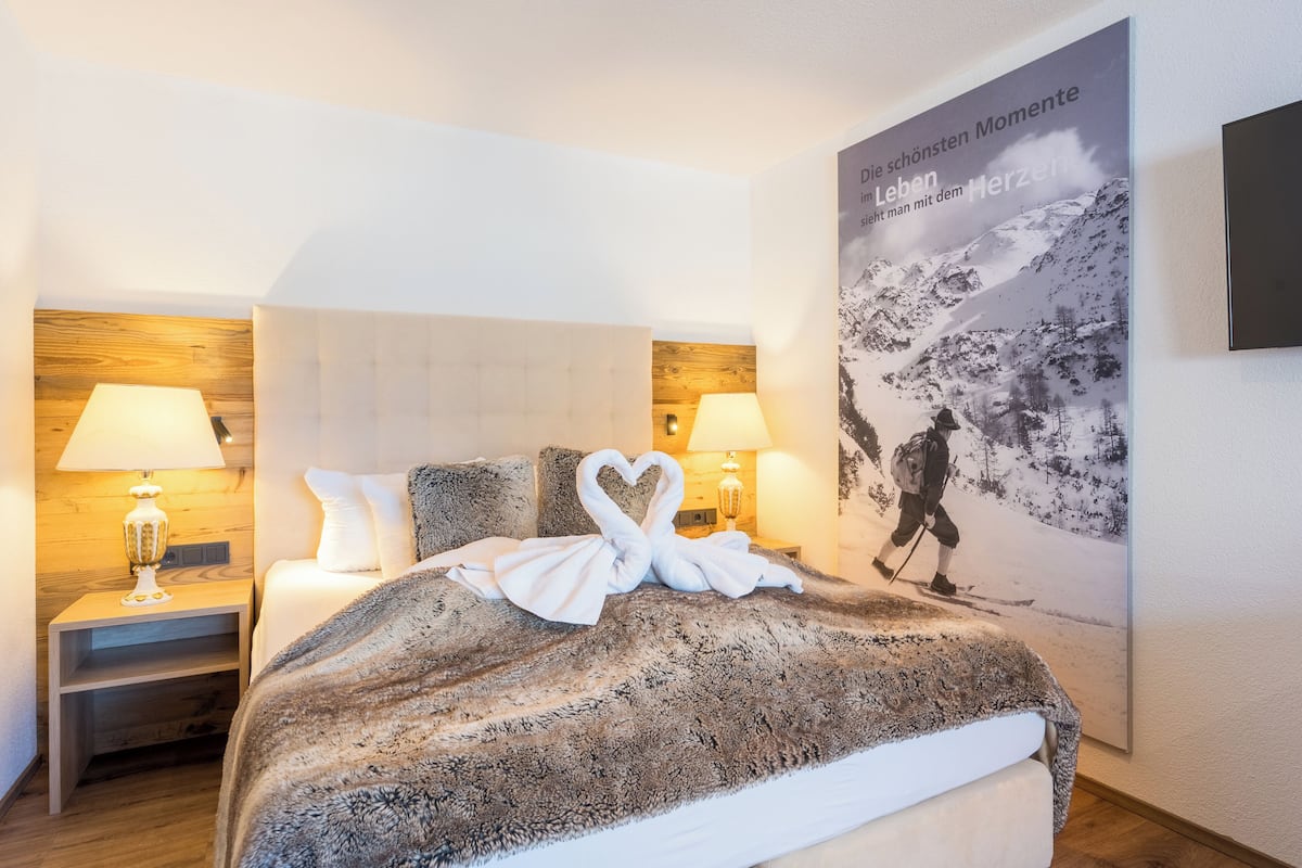 Minibar, caja de seguridad en la habitación, wifi gratis y ropa de cama