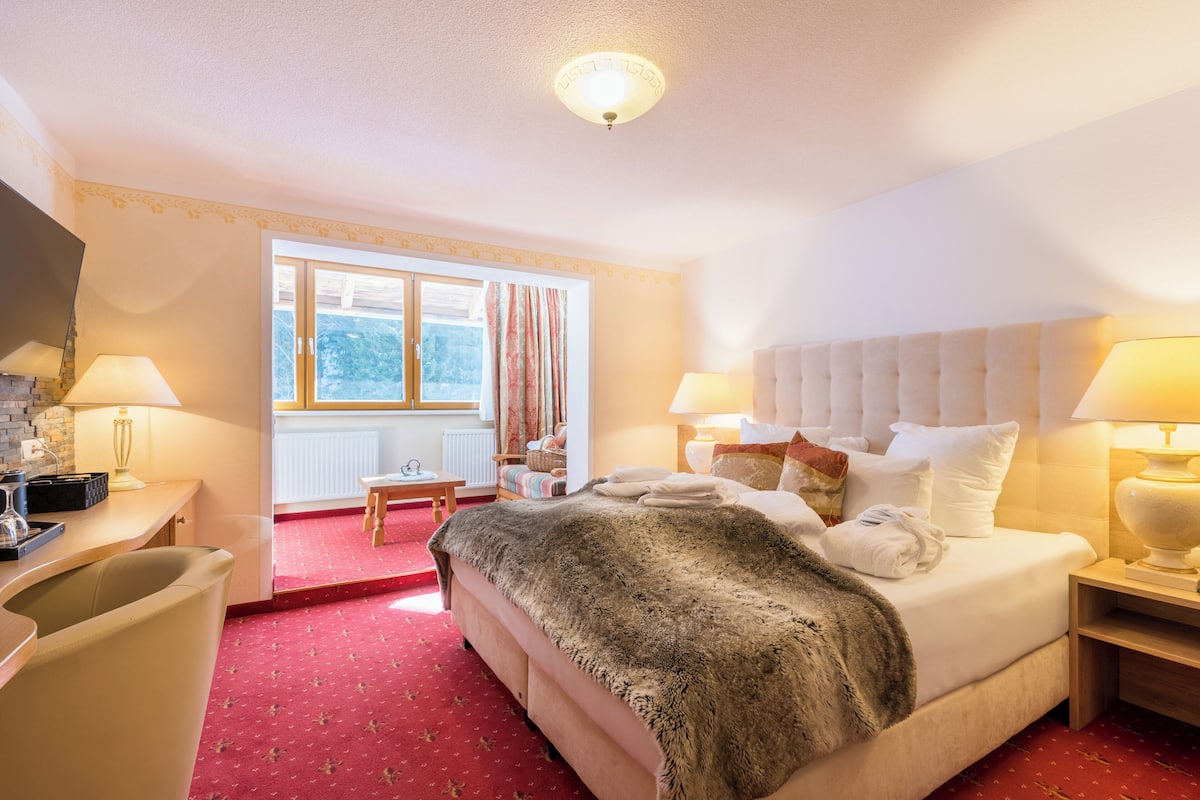 Minibar, caja de seguridad en la habitación, wifi gratis y ropa de cama