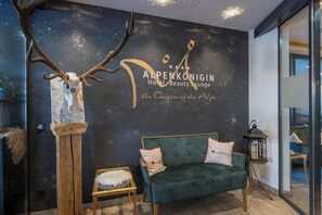 Interior entrance - Hotel Alpenkönigin Alpine Luxury   (See)