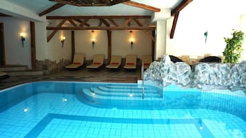 Innenpool, Außenpool (je nach Saison geöffnet)