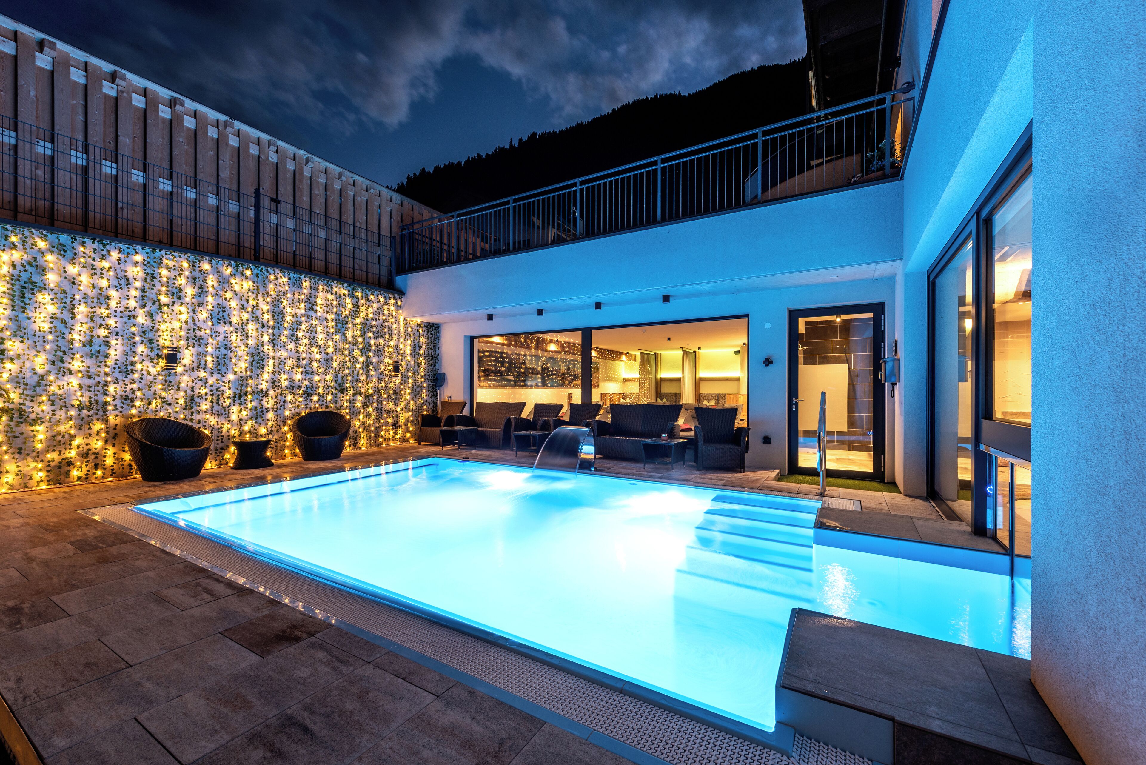 室内游泳池，季节性开放的室外游泳池