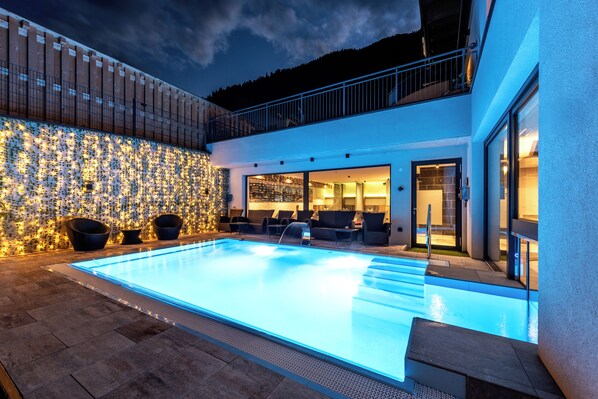 Una piscina techada, una piscina al aire libre de temporada