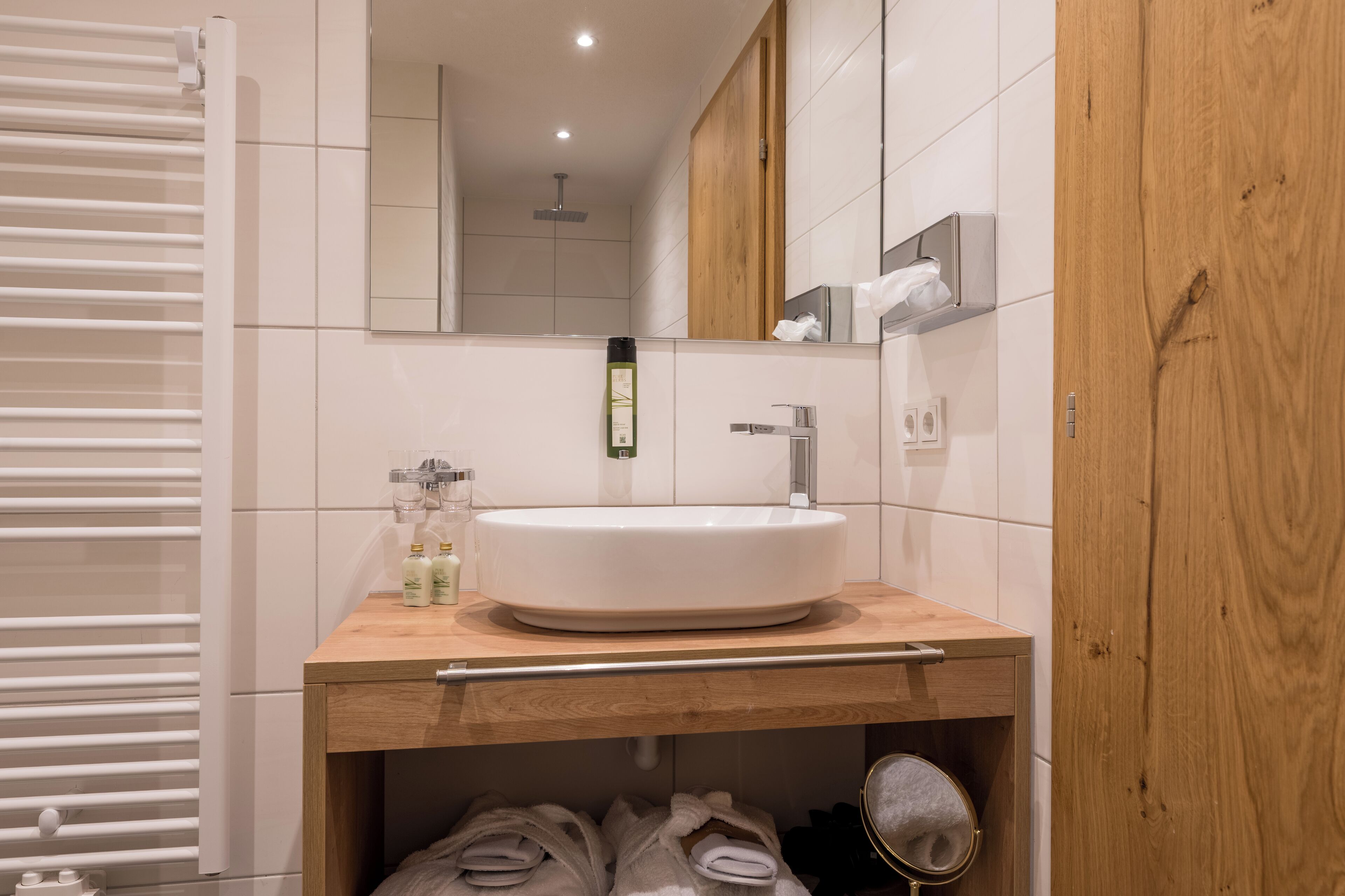 Deluxe kamer, balkon | Badkamer | Een haardroger, badjassen, handdoeken