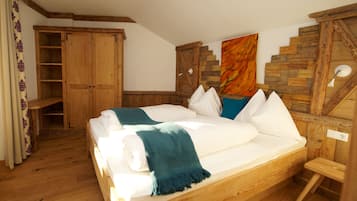 Deluxe Apartment, 2 Bedrooms, Balcony, Mountain View