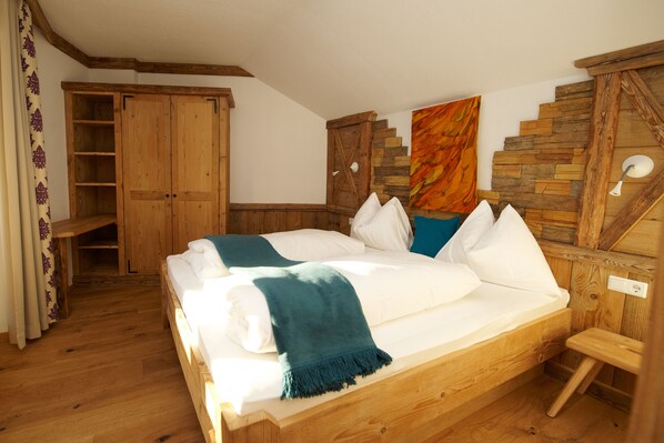 Deluxe Apartment, 2 Bedrooms, Balcony, Mountain View