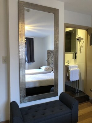 Twin Room | Desk, iron/ironing board, free cribs/infant beds, free WiFi