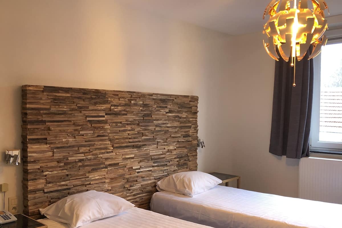 Chambre avec lits jumeaux | Bureau, fer et planche à repasser, lits bébé (gratuits), Wi-Fi gratuit