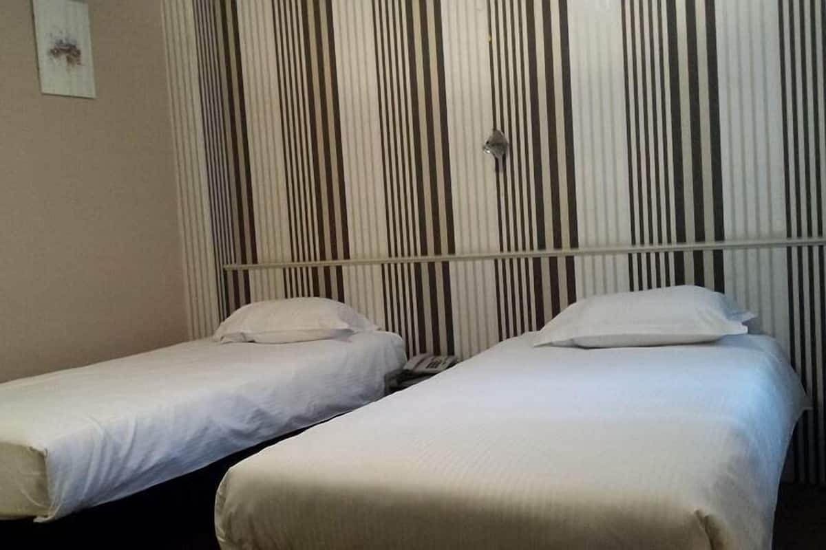 Chambre avec lits jumeaux | Bureau, fer et planche à repasser, lits bébé (gratuits), Wi-Fi gratuit