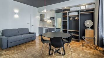 Chambre avec lits jumeaux | Coin séjour | Télévision à écran plat