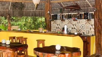 Bar junto a la piscina