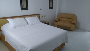 In-room safe, individually decorated, desk, blackout drapes - Obeid Plaza Hotel (Bauru)