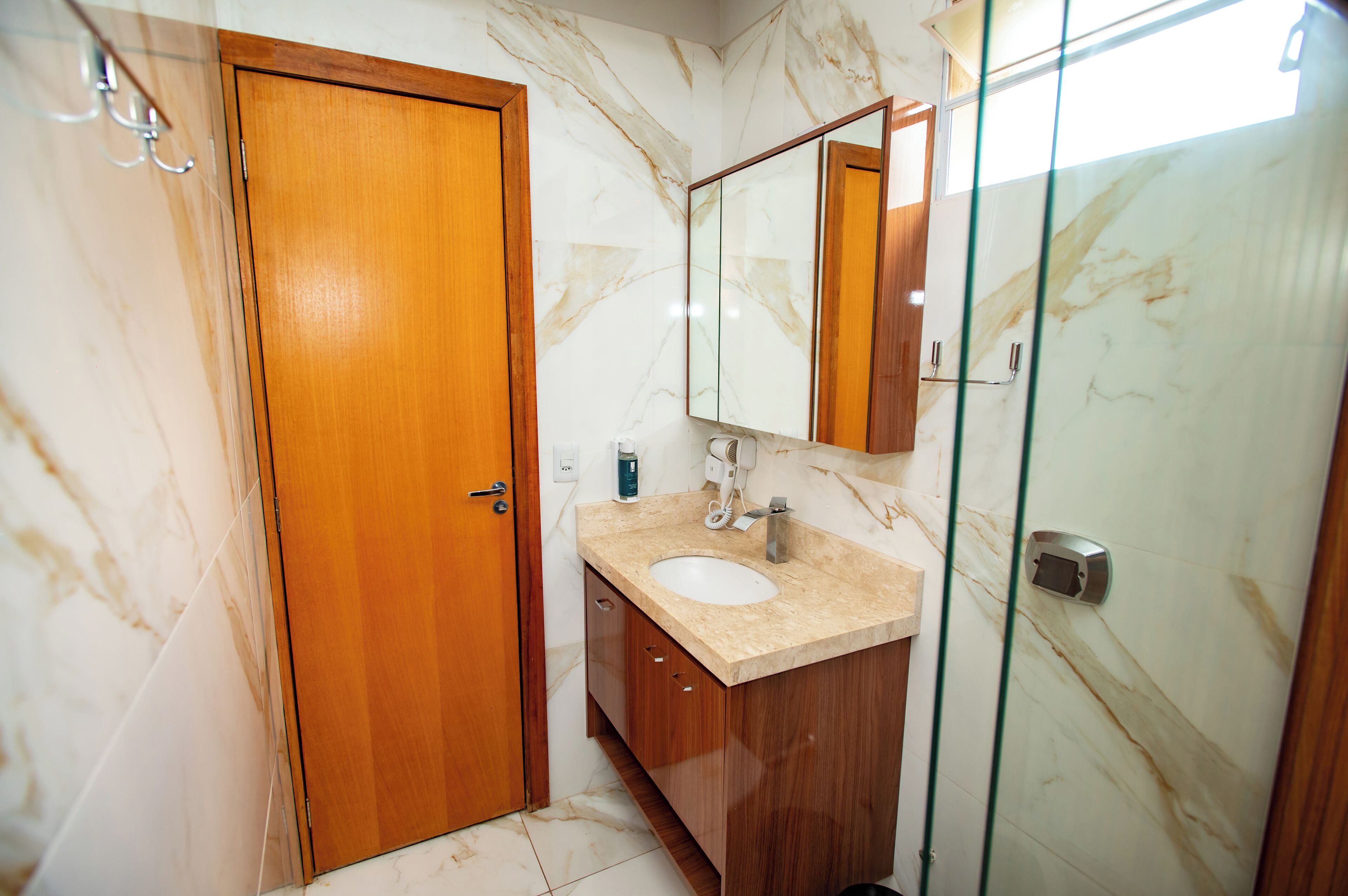 executive room | bathroom | shower, towels