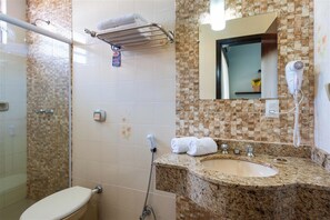 Shower, towels - Hotel 365 (Cuiabá)