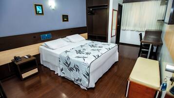 Quarto duplo luxo | Frigobar, cofres nos quartos, escrivaninha