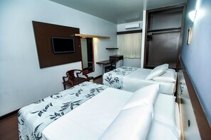 Habitación cuádruple Deluxe | Minibar, caja de seguridad en la habitación y escritorio 