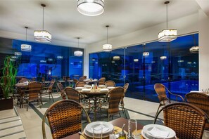 供应早餐、午餐和晚餐